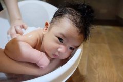 月嫂技能之嬰兒面部清潔、洗澡、穿衣_廣州月嫂培訓服務