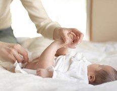 坐月子請月嫂還是去月子中心？_廣州月嫂服務